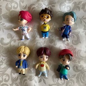 Tiny tan little figures